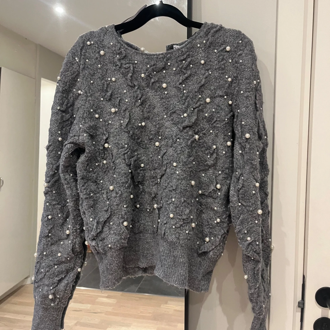 Grå stickad tröja med pärlor från Zara