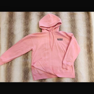 Rosa hoodie från ganni med huva - Jättefin Hoodie från ganni aldrig använd! Nypris 1800kr hör av er för frågor eller fler bilder💕💕💕
