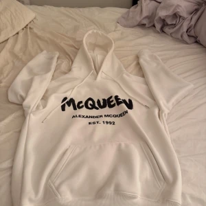 Alexander McQueen Hoodie  - En vit hoodie från Alexander McQueen. Tröjan är i väldigt bra skick utan skador det ända är att tidigare ägare klippt bort lapparna. Hör av er vid minsta fundering. 
