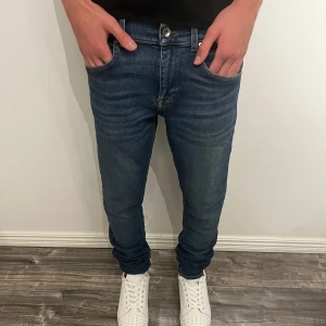Slim blå jeans från Tiger of Sweden - Modell: 178 cm och väger 67 kg😂 Skick:9/10