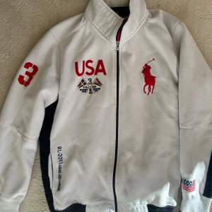 Ralph Lauren Polo ziptröja  - Något noppig vid ärmslut, går att få bort, samt en minifläck framtill, se sista bild. 