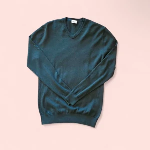 Slim fit Mörkgrön John Henric Merinoull V-neck Tröja - Slim fit Mörkgrön John Henric Merinoull V-Neck Tröja! Storlek L, men sitter mer som M! Priset går att diskutera!