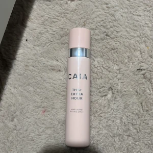 CAIA That Extra Hour Setting Spray - Setting spray från CAIA i en snygg ljusrosa flaska med silverdetalj. 'That Extra Hour' ger långvarig finish och håller sminket på plats hela dagen. Perfekt för dig som vill ha en fräsch look länge.