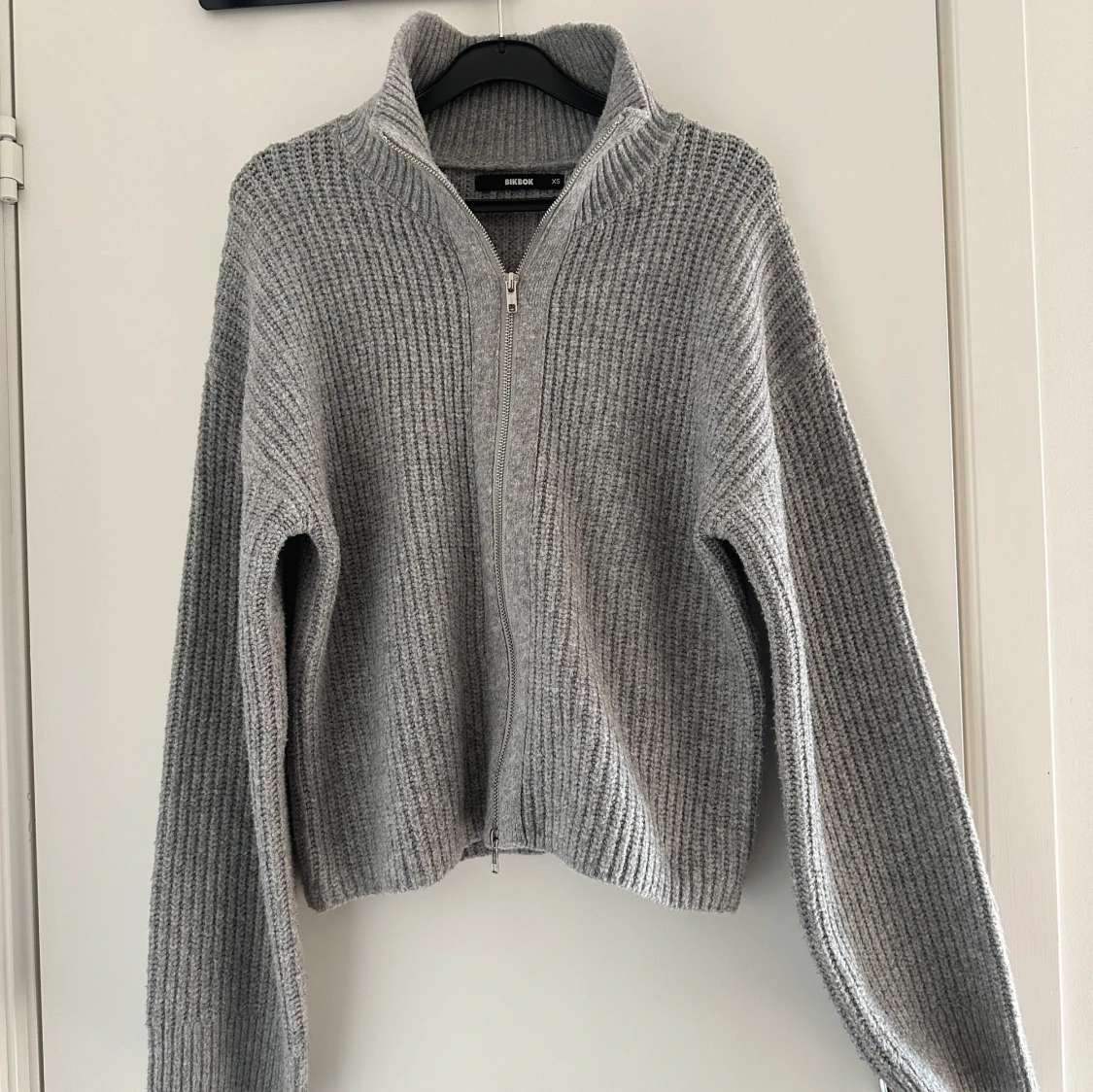 Grå stickad kofta från BikBok