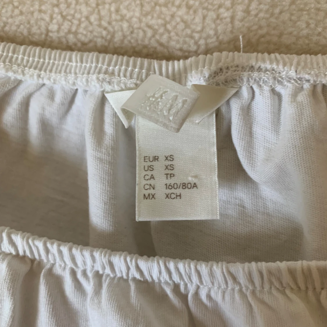 Vit blus med broderade puffärmar H&M XS - 1