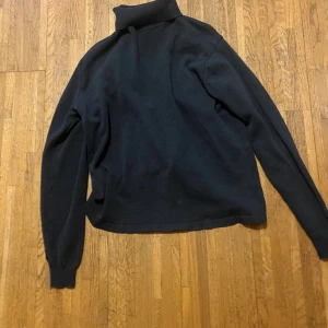 Svart polotröja från Ivanhoe i ull - Svart polotröja från Ivanhoe i mjuk ull. Klassisk modell med hög krage och långa ärmar, perfekt för kyliga dagar. Enkel och stilren design som funkar till allt. Snygg passform och ribbade muddar vid hals och ärmslut. Köpte den för 1800kr så säljer den för mindre än halva priset!