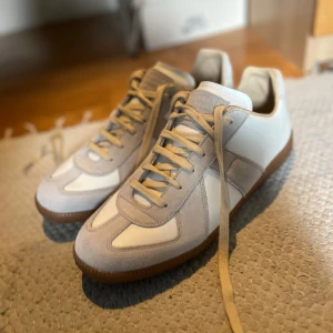 Maison margiela gats  - Säljer ett par riktigt feta oanvända maison margiela gats i vit färg! De är storlek 42.5. Allt og kommer med! Dustbags, och allt! OBS dessa är inte äkta men de är riktigt stilrena ändå🙂   Priset är inte hugget i sten 🪨  Hör av vid frågor!