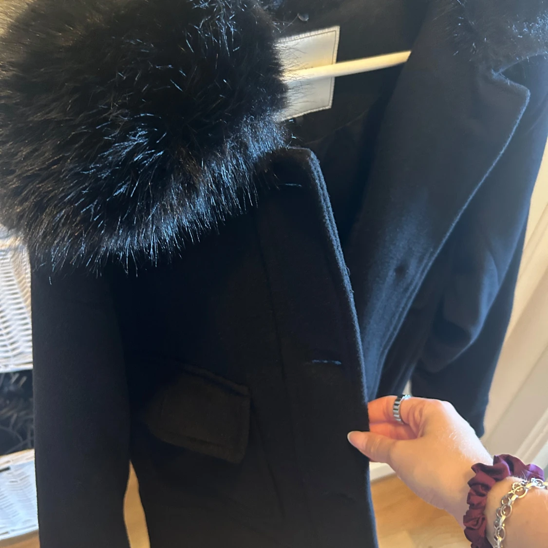 Svart pälsjacka med krage - 2