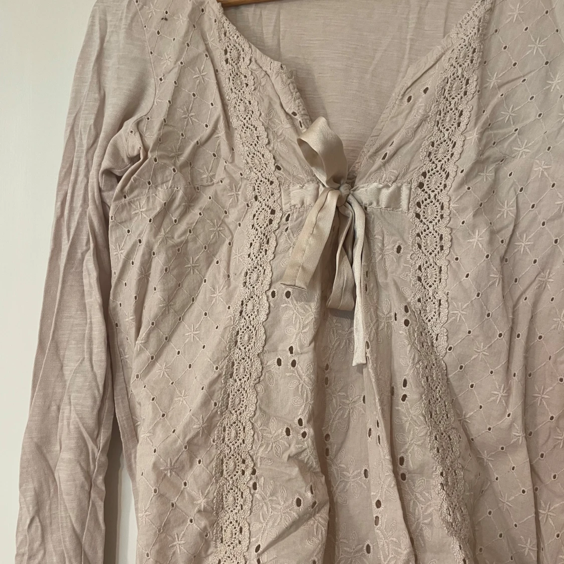 Beige blus med spets och knytband - 1