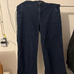 Mörkblå wide jeans från United Colurs of Benetton - Snygga mörkblå jeans från United Colors of Benetton med raka, vida ben och klassisk femficksdesign. Jeansen har normal midja och är tillverkade i ett mjukt denimtyg som känns skönt att bära. Perfekta för dig som gillar en avslappnad och trendig look. 💞Säljer för att de är för små. 🥺Nypris: 650 kr Mitt pris: 350 kr