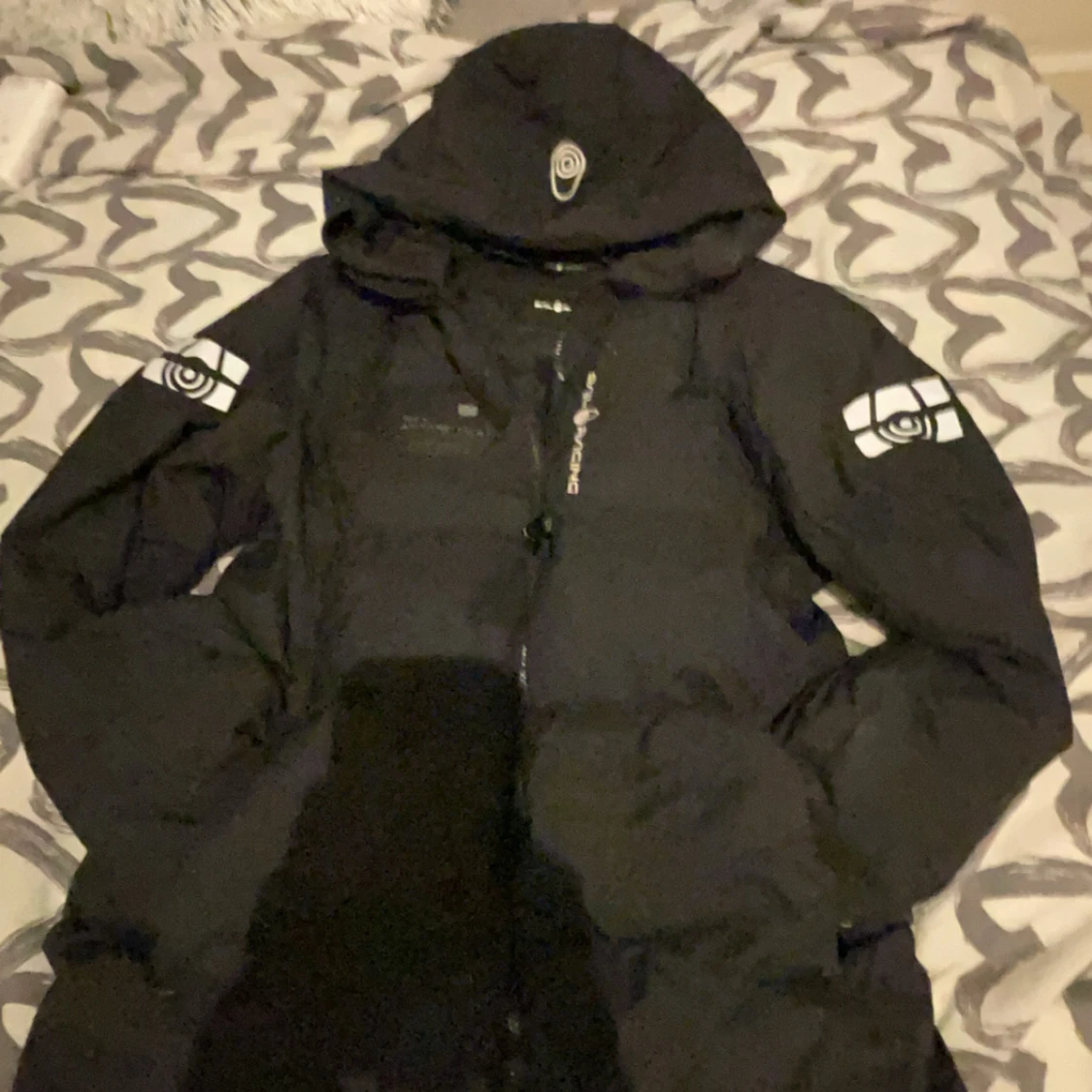 Svart dunjacka Sail Racing med huva. Den är S men är mer som M