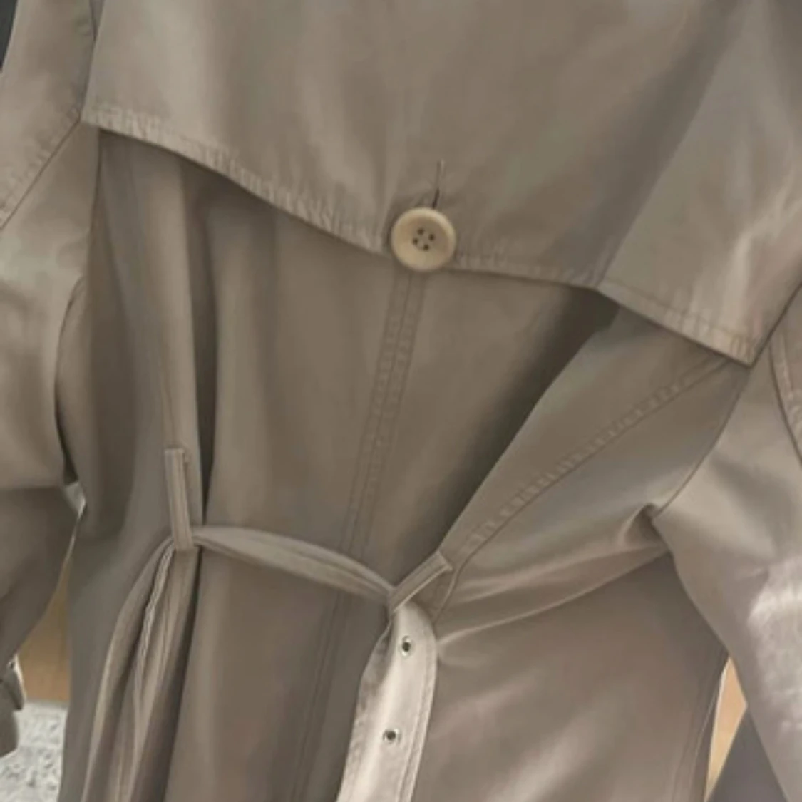 Beige trenchcoat med leopardfoder