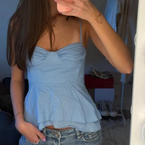 Ljusblå ärmlös topp - Såå fin ljusblå topp från Zara, använd fåtal gånger, fint skick!💙