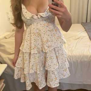 Supersöt klänning - Jättefin klänning i mycket bra skick, supersöt blommig klänning perfekt för alla tillfällen💕