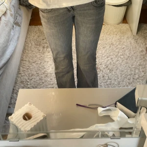 Grå bootcut jeans från Gina Tricot💙 - Snygga grå jeans från Gina Tricot i storlek 146. Modellen har bootcut-ben och lowrise. Detaljerade fickor både fram och bak!🤍🩷
