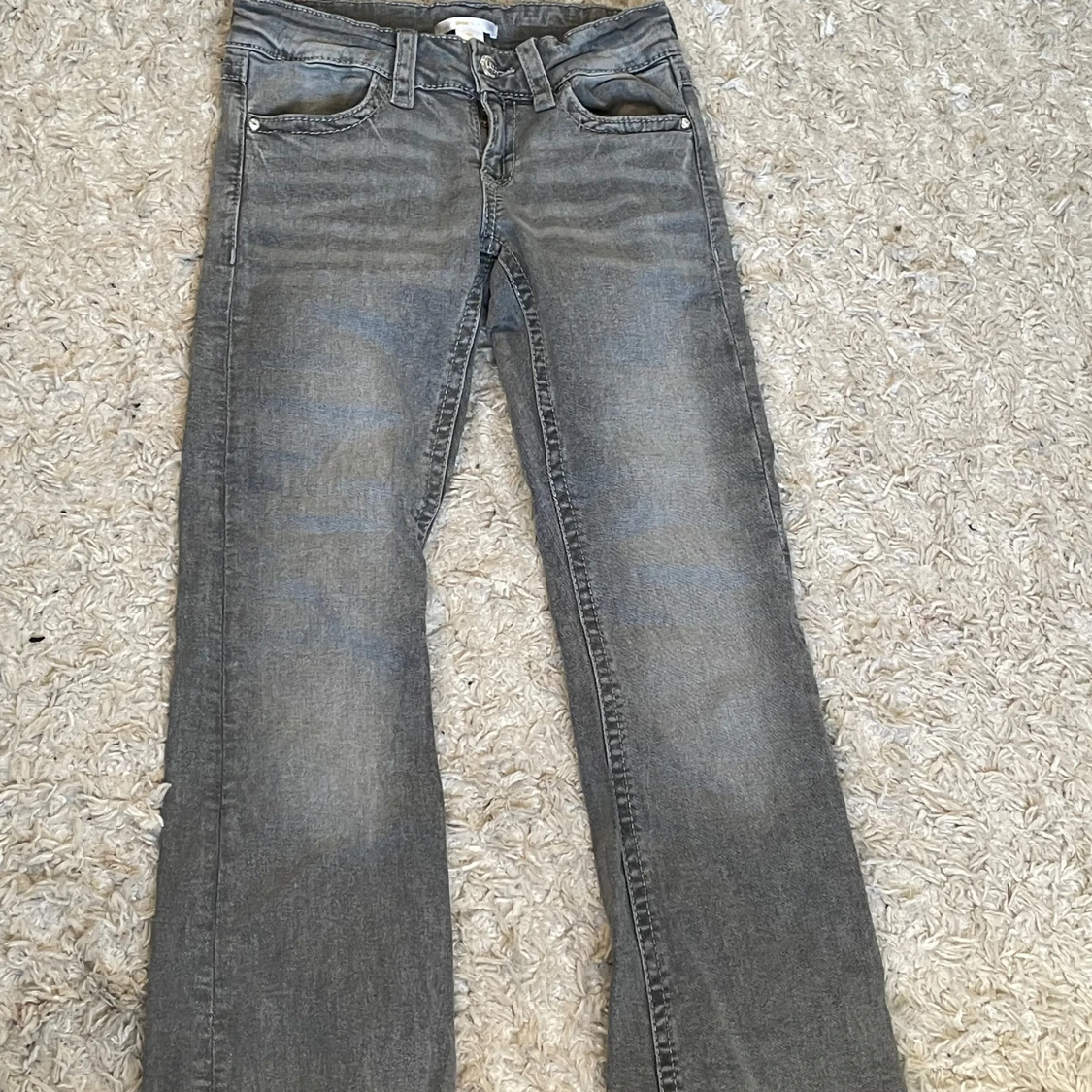 Grå jeans med broderade bakfickor🩵 - 2