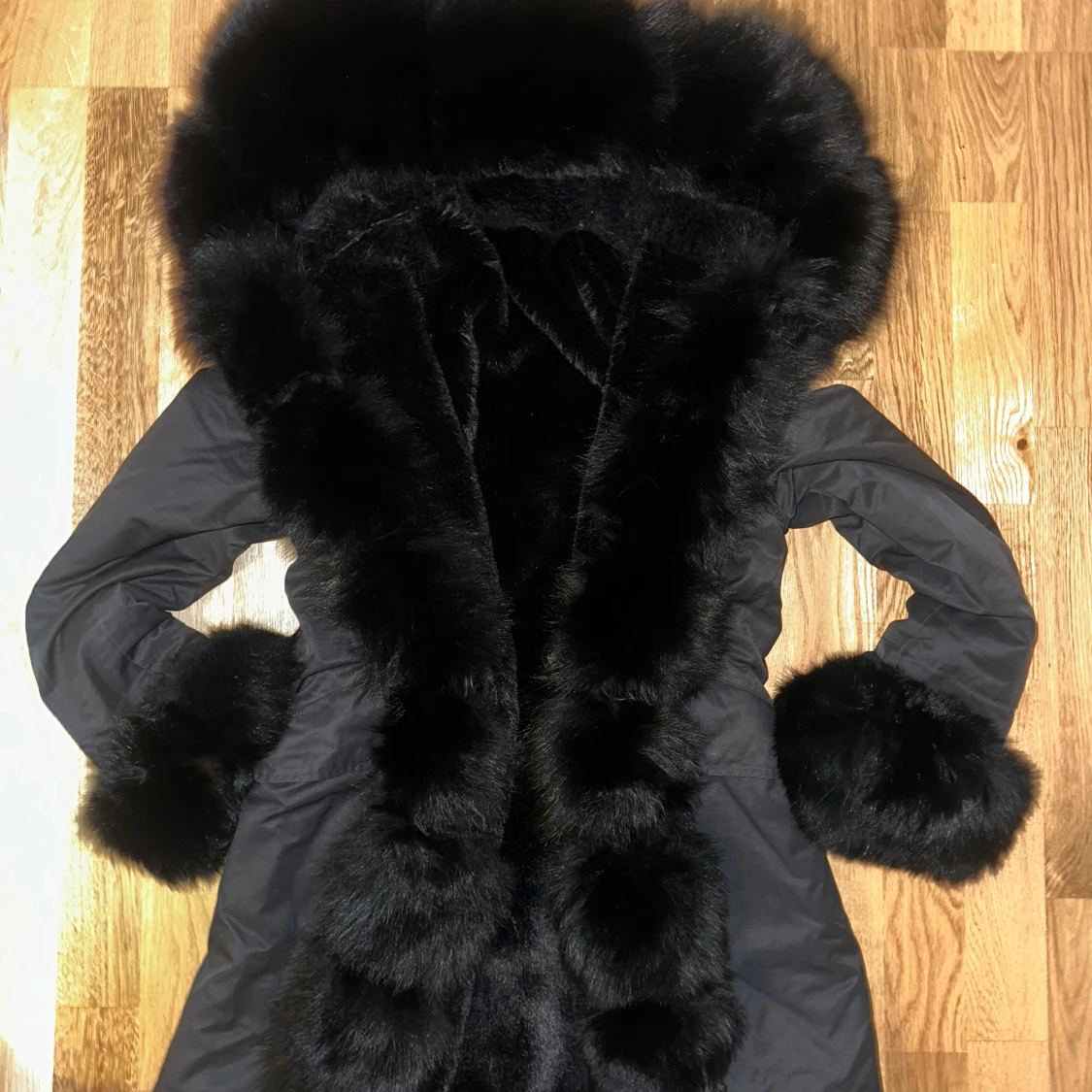 Svart parkas med pälsdetaljer - 2