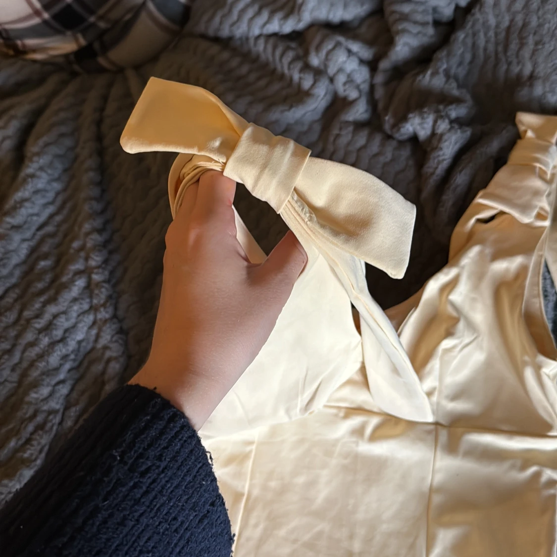 Ljusgul linnetopp med knytband - 1