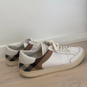 Vita Burberry Skor - Säljer dessa sjukt fräscha Burberry skor som har ett ordinariepris på över 6500 kronor! Äkthetsbevis från Sicuro Fashion tillkommer. Tveka inte på att skriva vid minsta lilla fundering eller fråga 😊