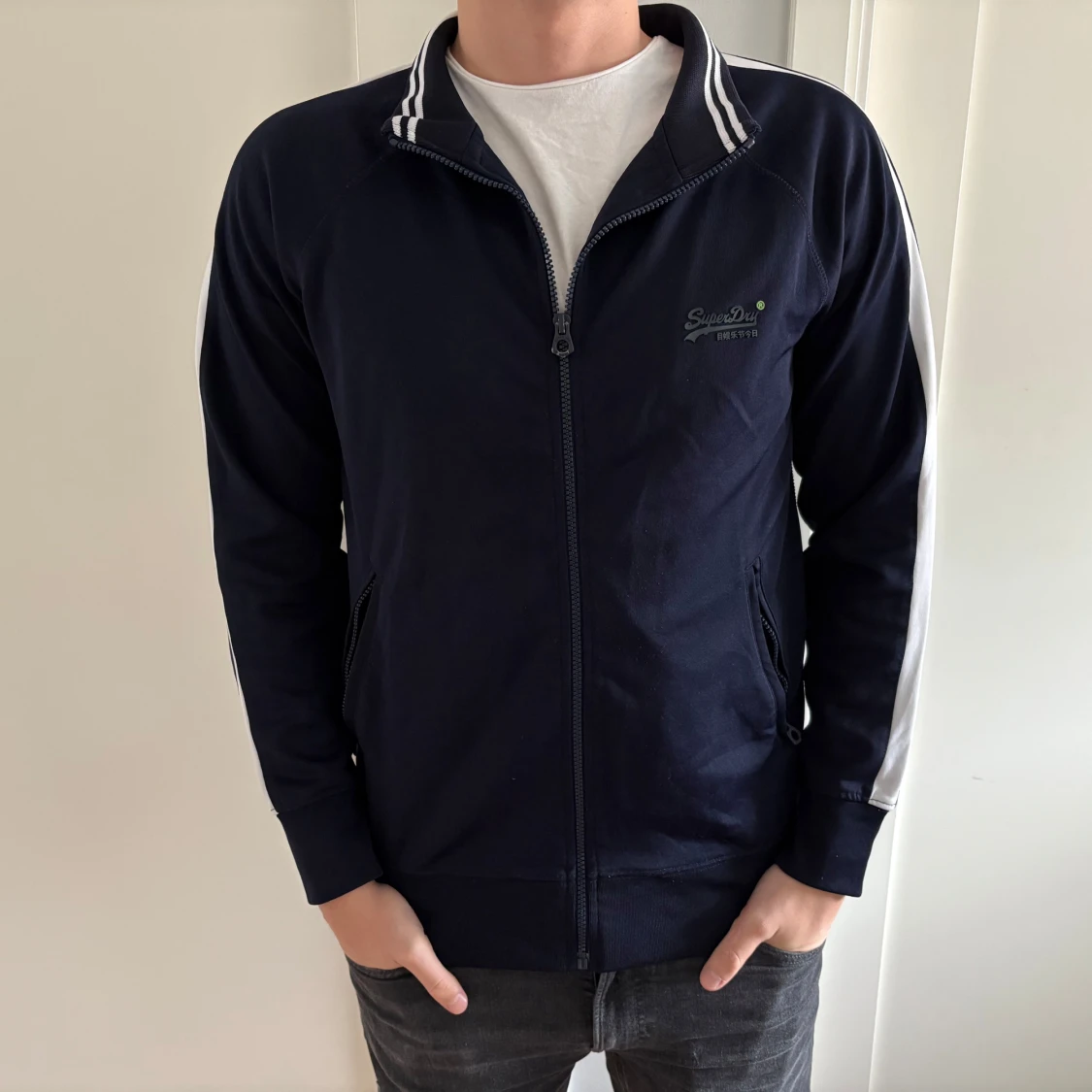 Mörkblå ziptröja från Superdry