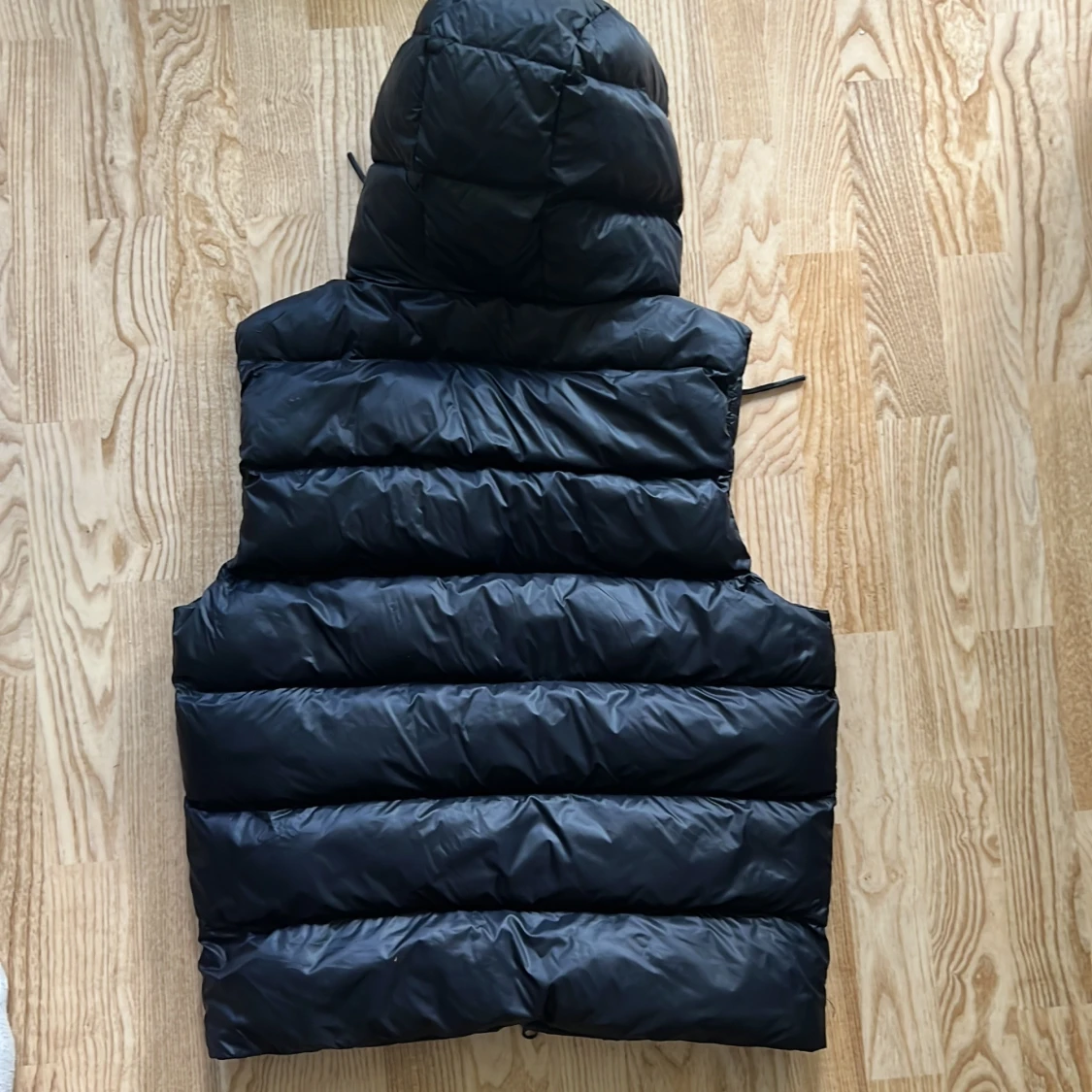 Svart dunväst med huva från Replay - 1