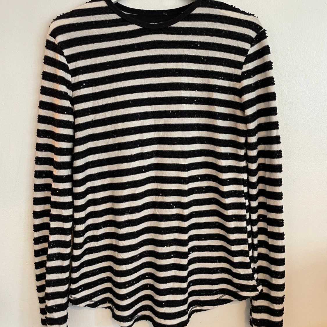 Randig svartvit paljett-tröja