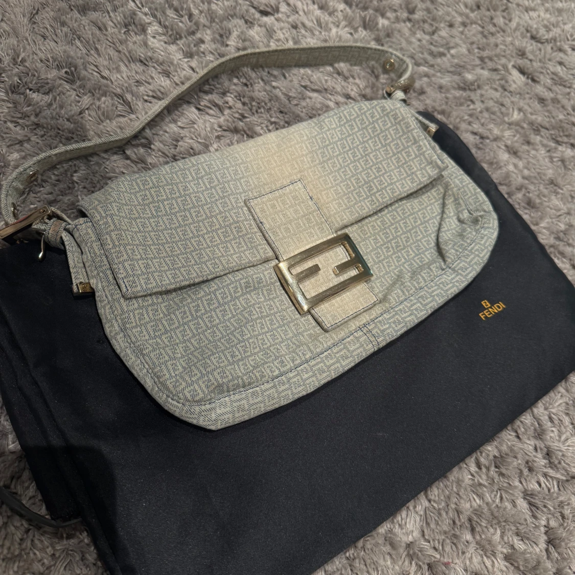 Fendi Baguette axelväska monogram