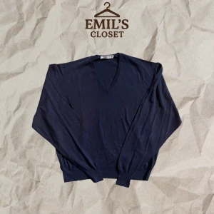 Burberry tröja - Mörkblå burberry sweatshirt i merino ull, finns slitningar på muddarna. Storlek M. Tveka inte på att höra av dig.