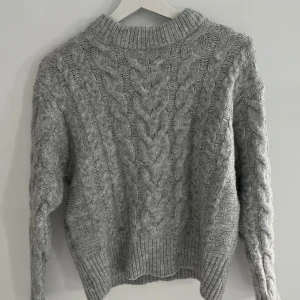 Stickad tröja - Supersöt, mysig och trendig grå kabelstickad tröja av bra kvalité! Endast använd ett fåtal gånger. Perfekt till hösten och vintern 🩷