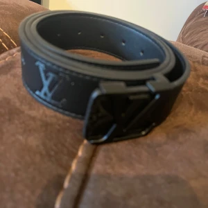 Svart bälte med h-spänne  - En snyggt bälte som passar till din outfit om du vill ha en lyxig touch, stl 115. Bara att fråga ifall de behövs!