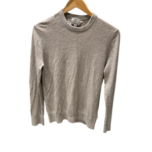 Beige slim fit tröja från H&M - Säljer denna tröja från H&M med Kashmir och merinoull blandning. Tröjan har ett litet hål i nacken men inget man tänker på vid användning. Annars är den i bra skick. Har ni några frågor eller funderingar så hör av er😁