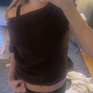 Wide neck knit top - Säljer en brun stickad tröja med offshoulder-design och korta ärmar. Tröjan har en mjuk och mysig känsla, perfekt för dig som vill ha en chill men ändå snygg look. Passformen är normal och den är lätt att styla med både jeans och kjol. Tröjan i brun är borttagen från hemsidan