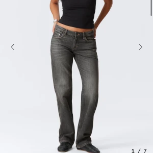 Weekday Arrow Low Straight Jeans Mine Grey - Säljer ett par Weekday Arrow Low Straight Jeans  I Mine Grey, modell med låg midja och raka ben. 