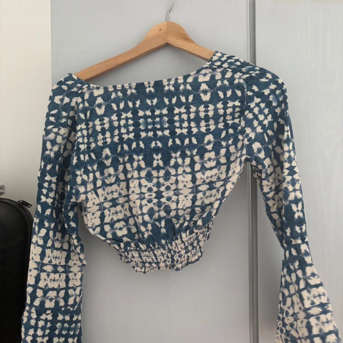 Blåvit croppad omlottopp med mönster - 2