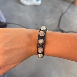 Svart smalt bälte med silvernitar - Äkta balenciaga armband, pris kan diskuteras. Nitarna har tappat lite färg 🥰
