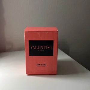 Valentino Donna Born In Roma 30ml - Trendig parfym från Valentino, Donna Born In Roma Coral Fantasy. Snygg design och smidig 30 ml flaska – perfekt att ta med överallt. Eau de Parfum för dig som vill sticka ut med stil.