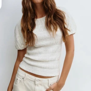 Vit puffärmad blus från gina - Superfin vit blus från ginatricot, den är helt oanvänd med prislappen kvar