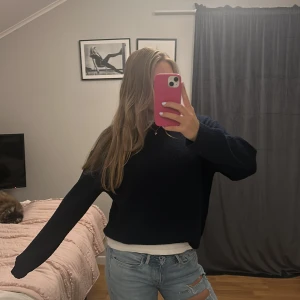 Mörkblå stickad tröja från H&M - Mysig mörkblå stickad tröja från H&M. Storlek XS men mer som S