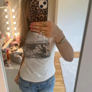 Vit t-shirt med tryck - Säljer denna fina tröjan😍T-shirten har rund halsringning och korta ärmar, perfekt till jeans eller shorts för en avslappnad stil. Pris går att diskuteras💕