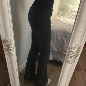 Flare jeans - Säljer dessa då dem tyvärr är för långa, annars i ny-skick inget slitage- storlek 28/34 
