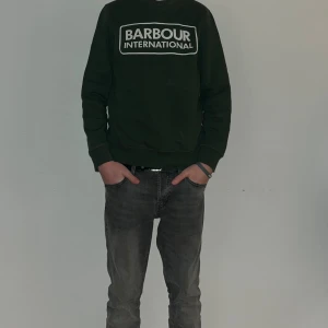 Barbour sweetshirt M  - Barbour sweetshirt i storlek ’M’ 🙌 Den är hyfsat ny. Skick 9,5/10. Har knappast använt den! Priser kan självfallet diskuteras! För mer info: kontakta mig, öppen för prisförhandling, för frågor m.m☺️