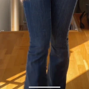 Blå bootcut jeans från MaxMara Weekend - Snygga blå jeans från MaxMara Weekend med klassisk bootcut-passform. Jeansen har medelhög midja, fem fickor och dragkedja med knapp. Tillverkade i mjukt denimtyg som sitter skönt och ger en tidlös look.