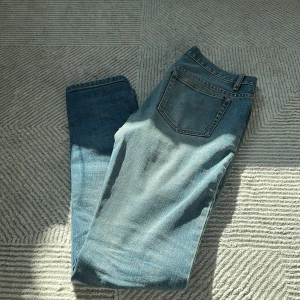 A.P.C. Petit New Standard jeans 29 - Säljer dessa APC jeans i storlek 29. | Dom har en slitning i skrevet som är lagat och inget man tänker på när byxorna används (Se sista bild) | Mitt pris 300kr | ej kvitto❌| hör av dig vid funderingar eller frågor!