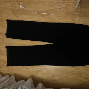 Mörkblåa mjukisbyxor med raka ben - Mörkblåa mjukisbyxor med raka ben och resår i midjan. Byxorna har en enkel och clean look, perfekta för chill dagar. Materialet är mjukt och bekvämt, och det finns snörning i midjan för bästa passform. Har blekningsfläck (se bild)