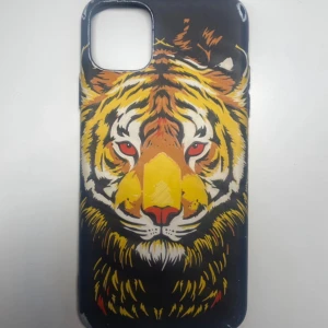 iPhone skal med tigerdesign iphone 11 pro max - Har några defekter som ni kan se på bild 3 och 4. Annars i bra skick.  Vänligen läs min bio innan du gör ett köp; där hittar du bland annat information om leveransprocessen med mera 😊