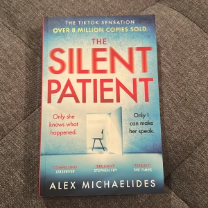 The Silent Patient ( English book ) - En psykologisk thriller om Alicia Berenson, som efter att ha skjutit sin man inte yttrar ett ord. En spännande och hyllad bok som blivit en TikTok-sensation och passar perfekt för dig som gillar mysterier och oväntade vändningar.