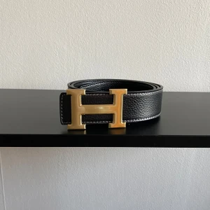 Herme’s bälte - Bälte med snygg och unik design. storlek 110 cm. Helt ny aldrig använt. Kan frakta eller mötas i Stockholm. Postar alltid under 24 timmar efter köpet. Skriv gärna för fler frågor eller bilder.