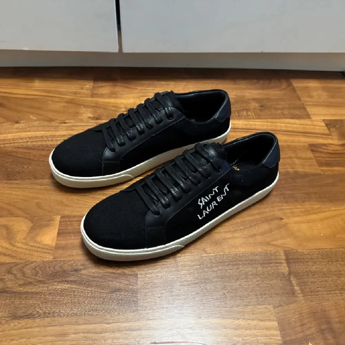 Svarta Saint Laurent sneakers