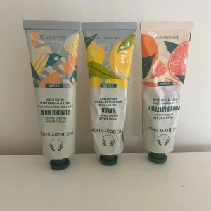 Tre handkrämer från bodyshop - Jag säljer trepack hankrämer från the body shop, har aldrig använt eller öppnat dem 🥰🥰                                   De är i almond milk, pink grapefruit och mango 💕💕💕                                                                         