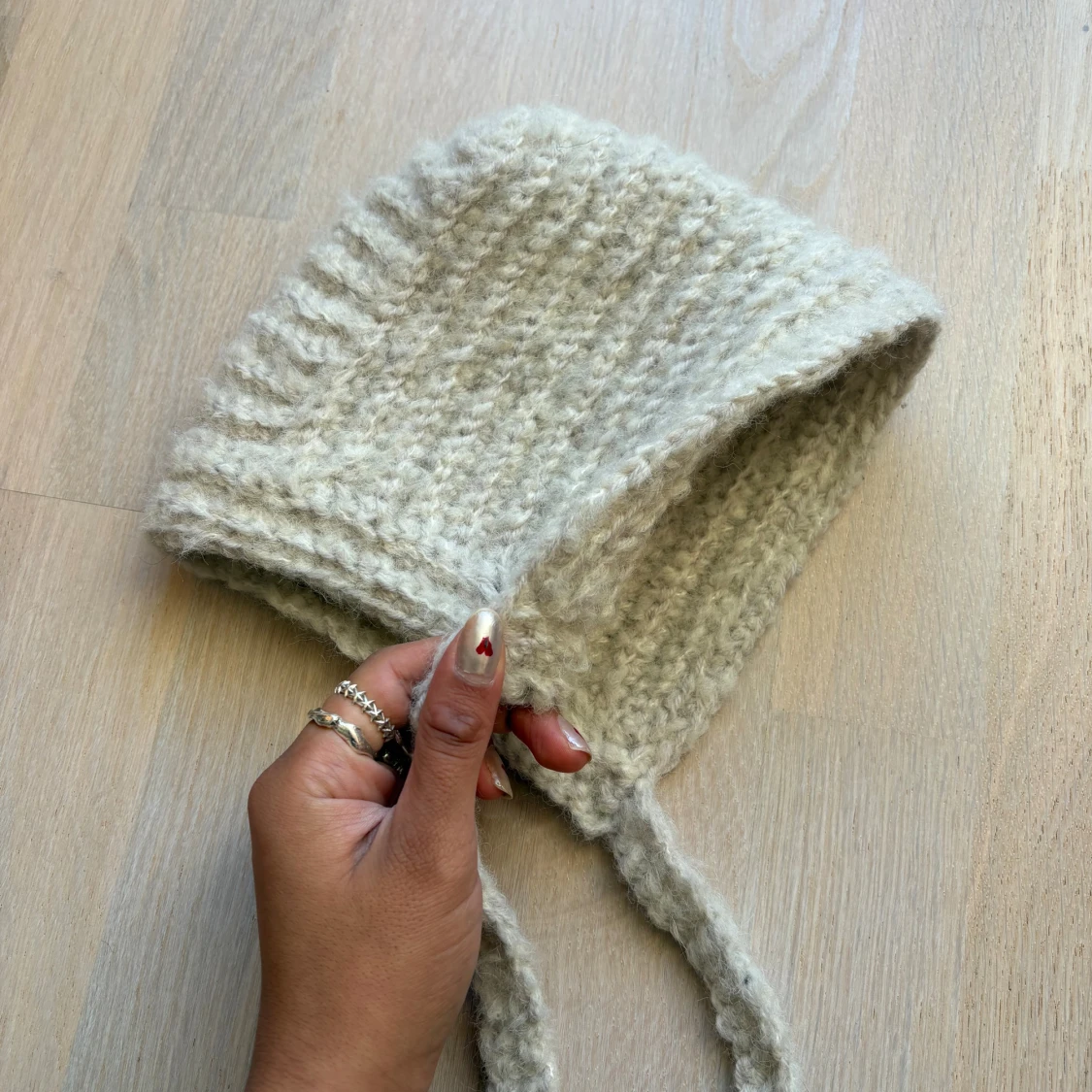 Handvirkad vit bonnetmössa med snören - 2